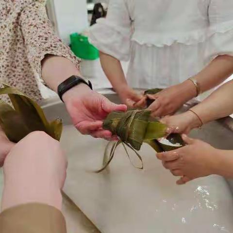 【浓浓端午情 暖暖粽香飘】——鞍山市第十二中学工会开展教职工包粽子活动