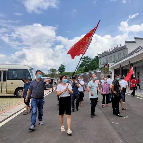 在“七一”即将来临之际，6月30日，五岭镇樟桥村党支部组织全体党员前往邓家湾邓中夏故居开展七一主题党日活动！