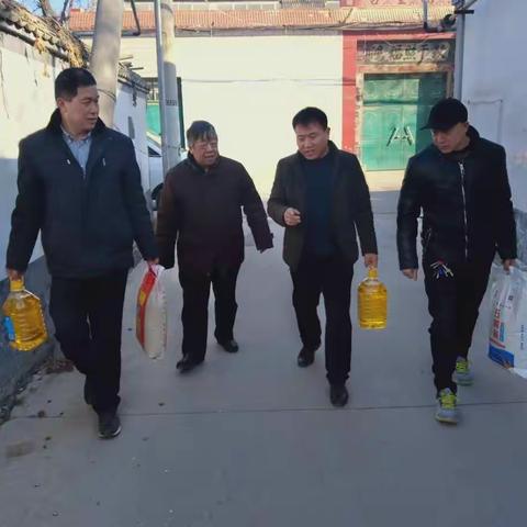 区医院开展“春节慰问送温暖”活动