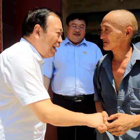 许昌市文促会携许都农商行联合开展“守初心 沐党恩”关爱身边好人活动
