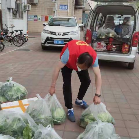 【金秀社区】不必担心，菜来了！“免费蔬菜包”送到困难居民手中