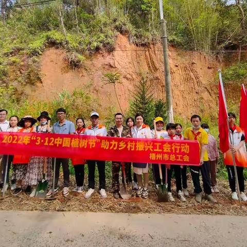 少年添绿植希望 喜迎党的二十大——梧州市新铺小学携手新铺村村委开展绿色种植活动