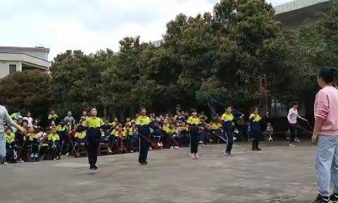 灿烂阳光，绳彩飞扬———竹市镇金龙完小举行师生跳绳竞赛