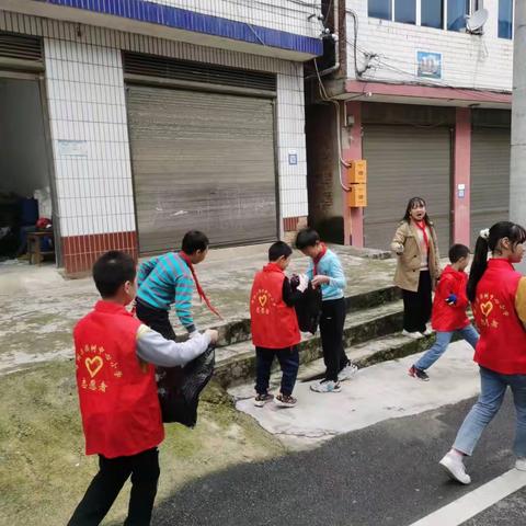 “打扫街道，美化环境”——梨树中心小学志愿者活动