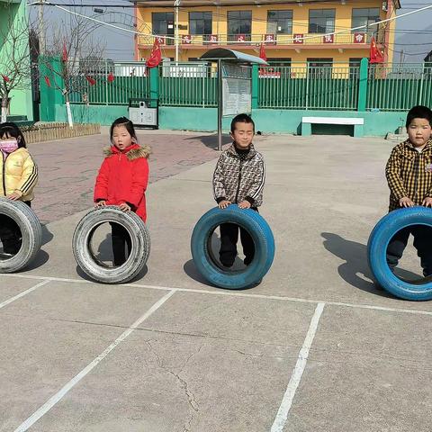 赵各庄学区板城幼儿园                            户外活动——好玩的轮胎