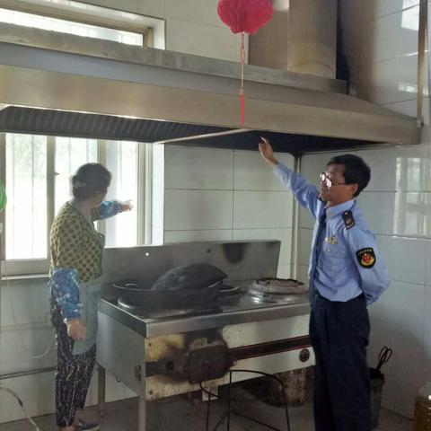 永宁县食品监督管理所对望洪小学食堂进行检查