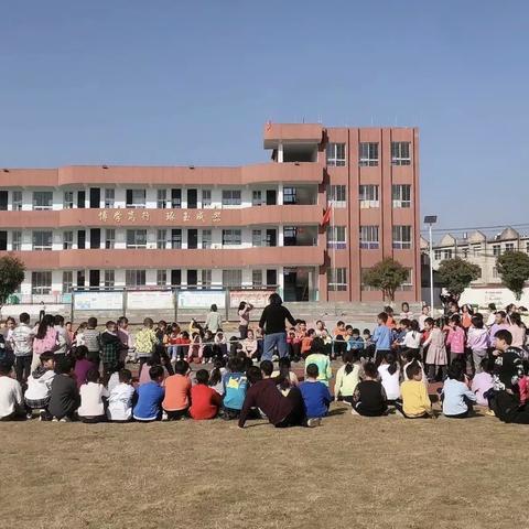 一根绳   一条心   拔河比赛聚人心