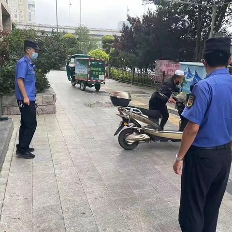 坚守岗位不松懈  雨中城管别样美
