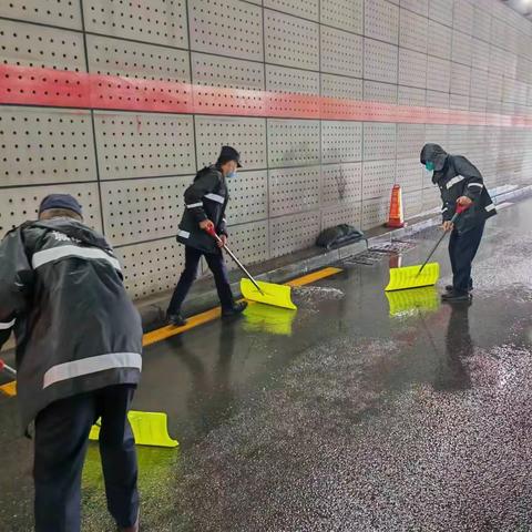 全力做好雨天城市管理