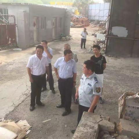 酷暑难耐挡不住我们创城的决心——7月4日贺局会同五中队及相关职能部门谋划二环北路桥下建设纪实