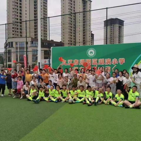 足球是梦想，挥汗为之追逐