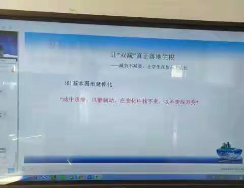 张其寨中学教师收看“铸魂强师提能”大讲堂。