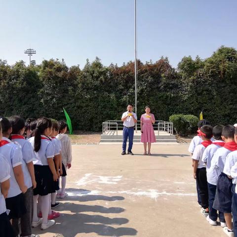 “展我雄风迎国庆   赛出风采助军运”余华岭小学第四届田径运动会