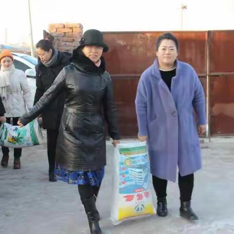 旗文化旅游广电局开展扶贫慰问活动，结合主题教育为民办实事