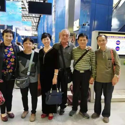 老同学欢乐的聚会兴奋地在港珠澳大桥上（尝鲜），坐上珠海至香港穿梭巴士，在香港与多年未见的老同学相聚。