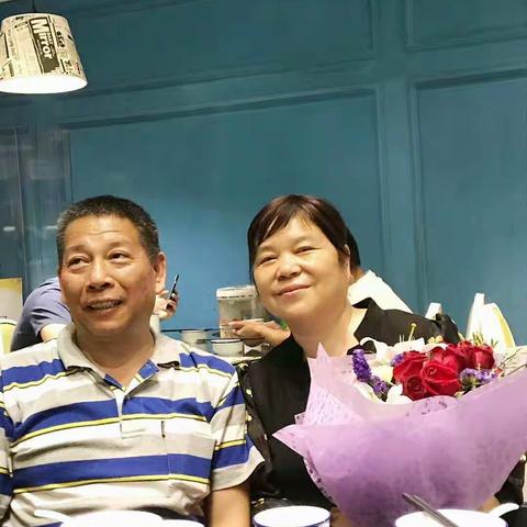 姐妹的情谊，欢乐的聚会祝贺易医生功成身退安享晚年