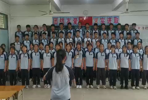 红歌献给党----记陆丰市玉燕中学八年级（14）班红歌比赛