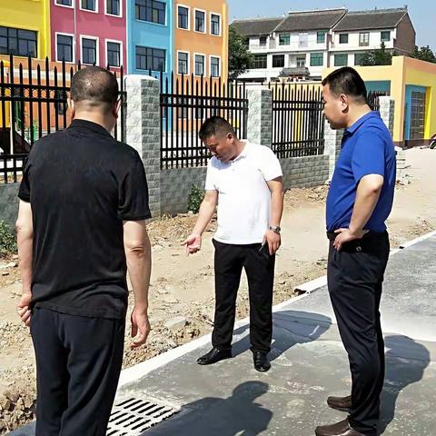 王镇长、钱副镇长和尹主任查看政府路改造工程