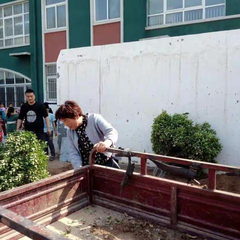 柳庄乡边段庄学校家长自发参加校园绿化