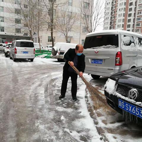 【张家口 相约冬奥——扛红旗、当先锋】 宣化区委巡察办开展清雪除冰活动