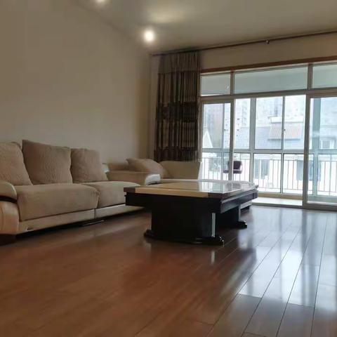 湖边上锦湖苑六跃七，五房四卫，南北通透，带屋顶花园，带单独储物间，产权165，实际200平前后双阳台一口价59.8万