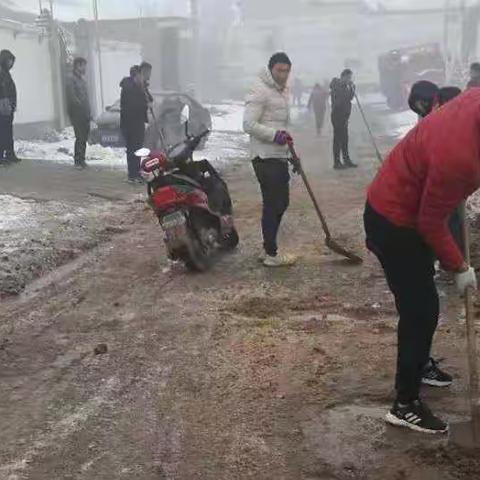 西河庄乡：不畏严寒清积雪，清扫道路便民行