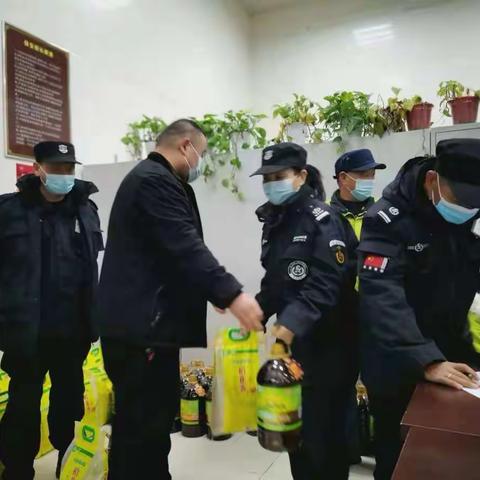 新春送暖 大爱无边 | 陕西钰龙保安公司为全体队员发放春节福利