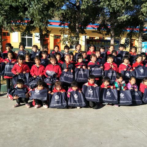 「美的守护」关爱女童公益项目在甘肃和政县希望小学，温暖小山村，温暖女童心❤