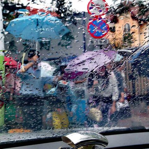 狂风暴雨中青岛街头的“伞”宾游勇