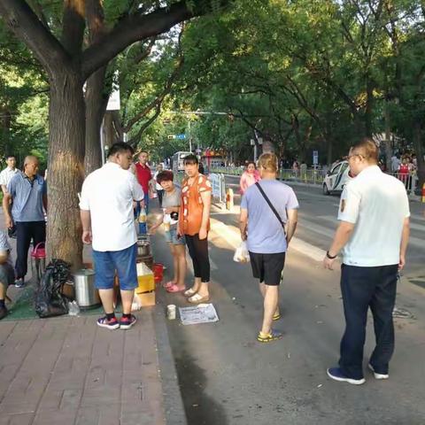 青年公园错时执勤，整治早间户外经营