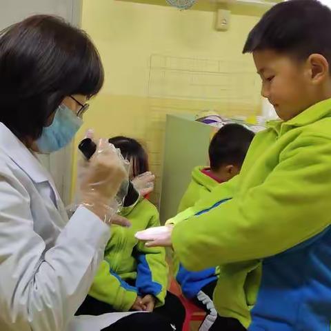 千阳县幼儿园切实加强晨午检工作，为孩子的健康安全保驾护航!