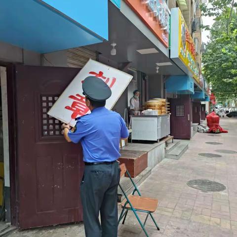 北村街道城管委集中开展非法小广告专项整治行动