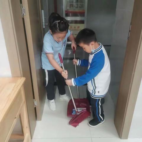 自告奋勇～我要当值日生/西安航天城第一小学2021级3班的互助合作的小可爱们