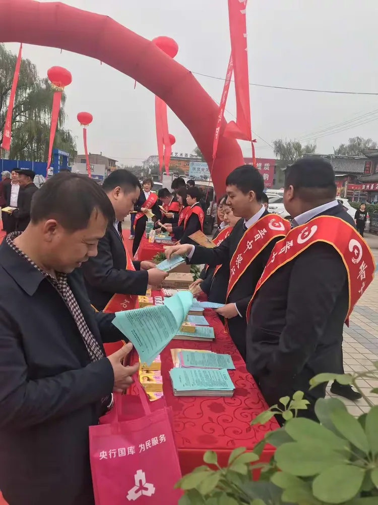 晋中银行灵石支行积极参加县人行举办国债宣传活动