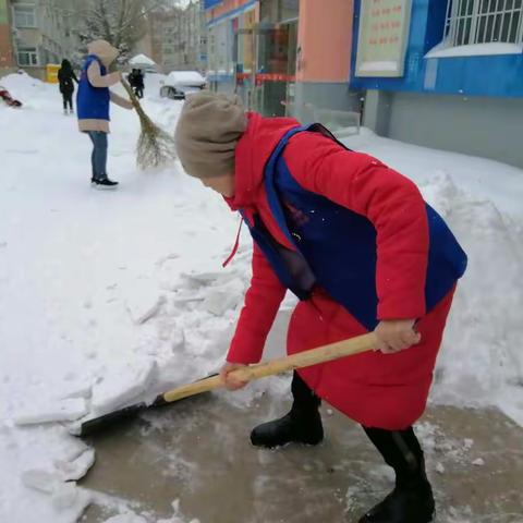 疫情防控不放松，清雪志愿服务在行动。