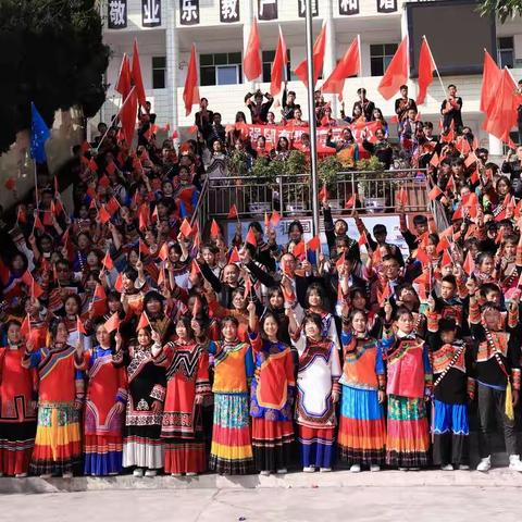 庆祝党的二十大 师生同台谱华章