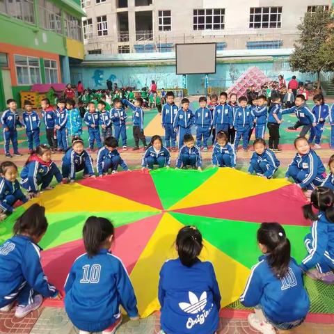 党政机关幼儿园大四班户外游戏《快乐的彩虹伞》