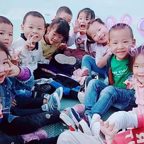 洪池中心幼儿园中班小朋友祝祖国妈妈生日快乐！