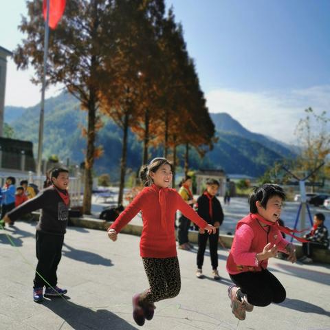 铜钹山小学给少先队员的一封倡议书