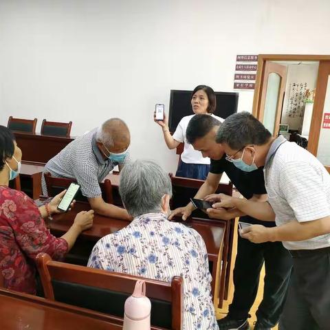 桑梓店街道开展老年人使用智能手机培训活动