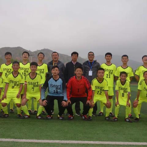 绿茵场地显雄姿                                              附中健儿展风采