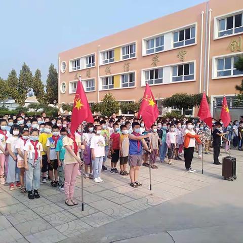 2020年中连小学，暑假开学第一个升旗仪式，各班站好队，孩子们安静的等待，准备着