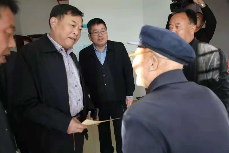 泰州市民政局局长李志高现场询问了爱心超市的兑换办法和社区工厂的