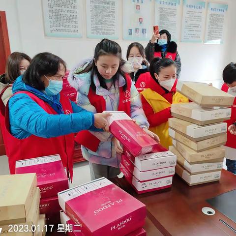 为湖口县武山镇敬老院送衣服