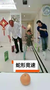 小班游戏   《蛇形走》