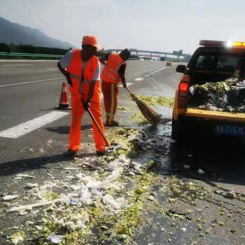 高温下的坚守：用汗水守护道路整洁畅通