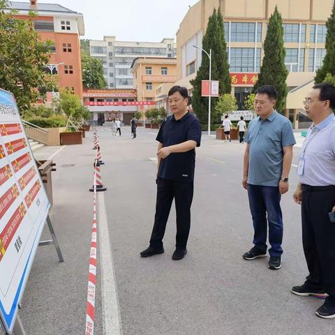 周县长视察高招准备和考场周边环境保障工作