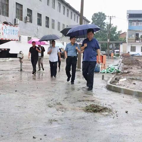 洛宁县县长周东柯冒雨调研老旧小区提升改造工作