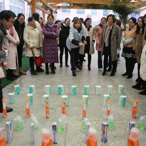 创先不让须眉           英姿更显飒爽          贵阳市第三十四中举办三八节趣味活动