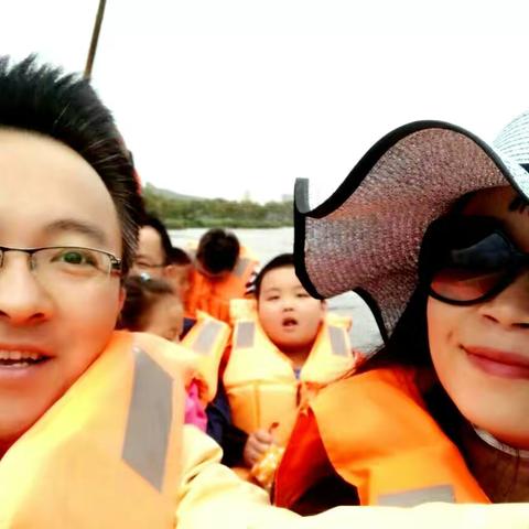 瞧这一家子的快乐……